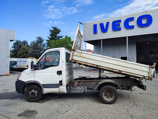 Vehicle image 2 / 9