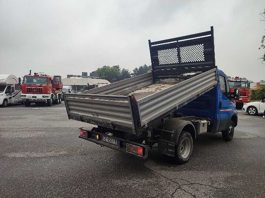 Vehicle image 4 / 8