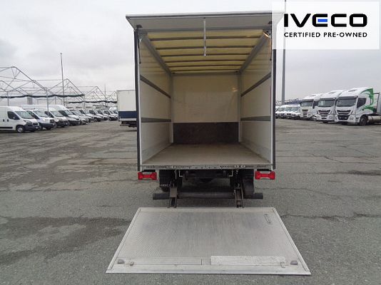 Vehicle image 13 / 16