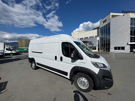 Vehicle image 2 / 8