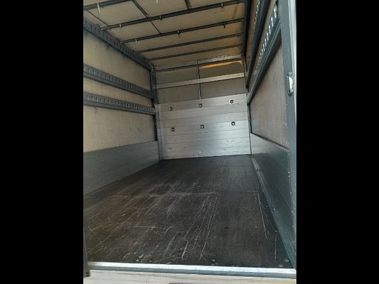 Vehicle image 9 / 20