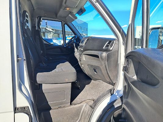 Vehicle image 3 / 14