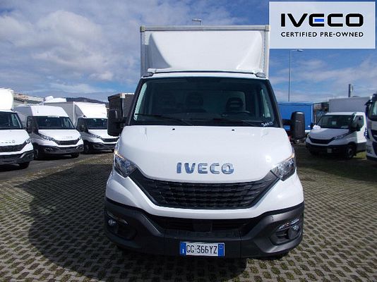 Vehicle image 2 / 13