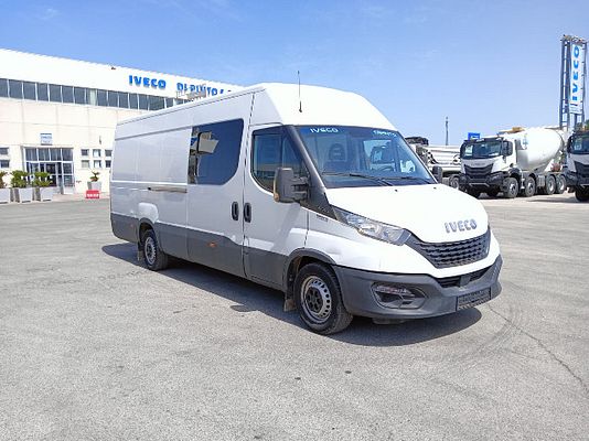 Vehicle image 4 / 7