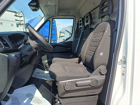 Vehicle image 8 / 12