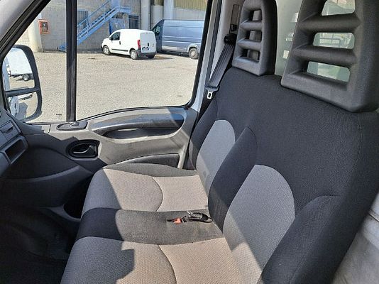 Vehicle image 17 / 19