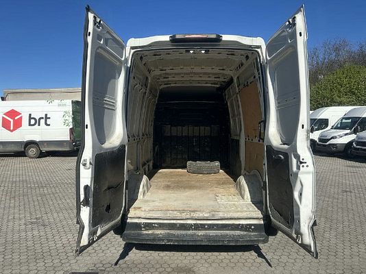 Vehicle image 8 / 14