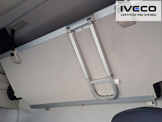 Vehicle image 9 / 13