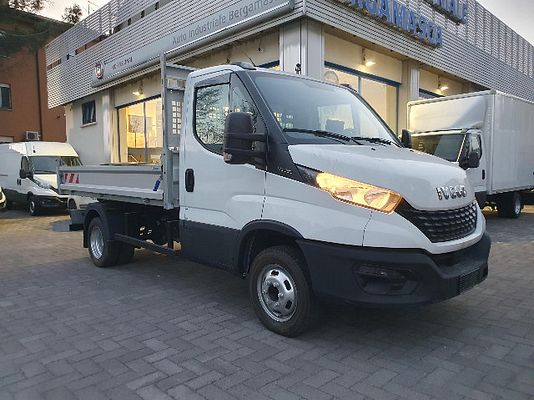 Vehicle image 2 / 10