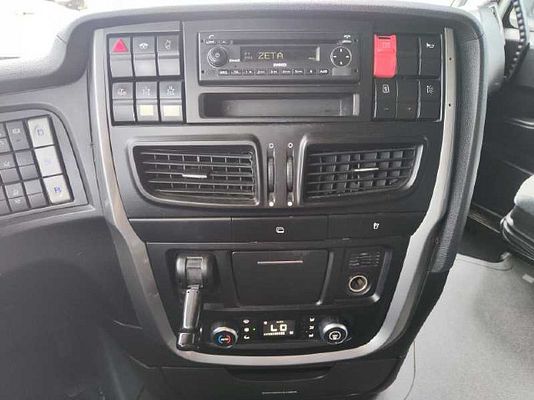 Vehicle image 8 / 14