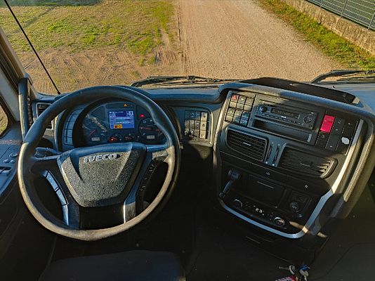 Vehicle image 12 / 15