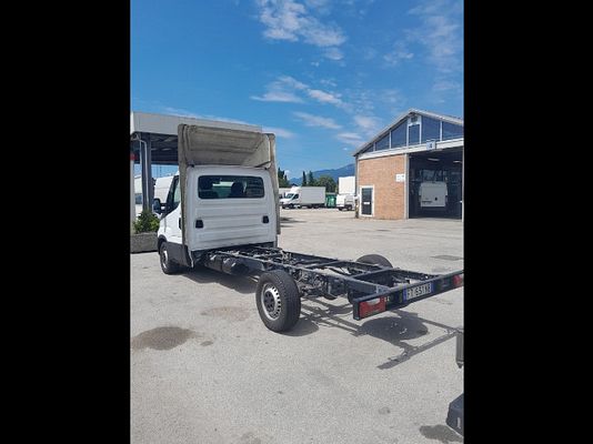 Vehicle image 3 / 17
