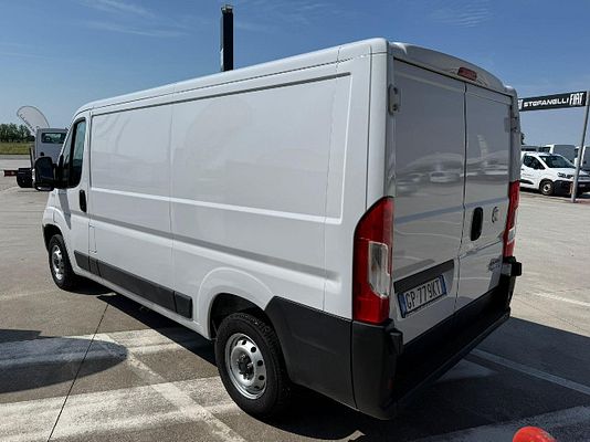 Vehicle image 9 / 12