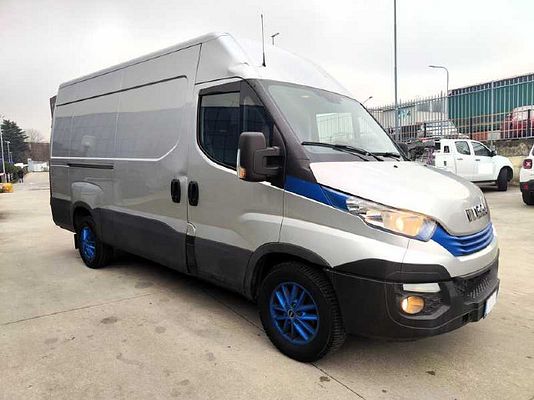 Vehicle image 2 / 9