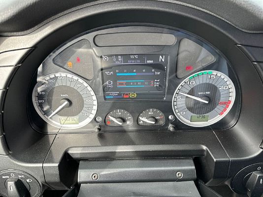 Vehicle image 13 / 16