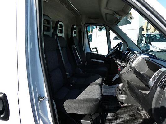 Vehicle image 8 / 15