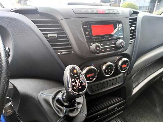 Vehicle image 8 / 9