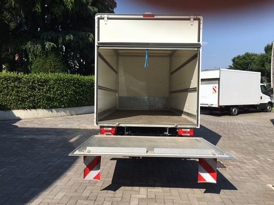 Vehicle image 6 / 9