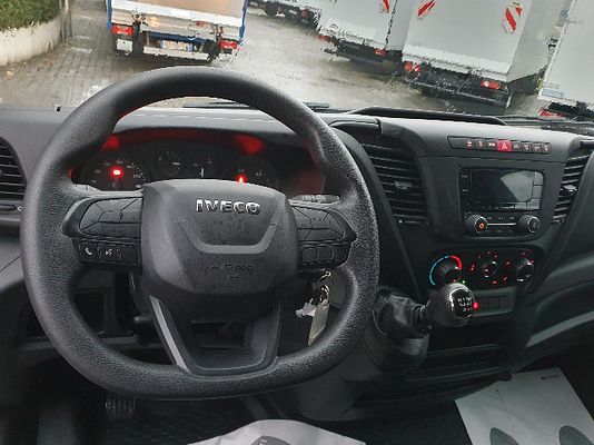 Vehicle image 9 / 9