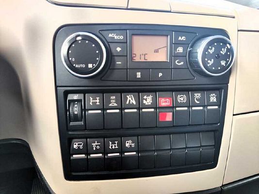 Vehicle image 9 / 14