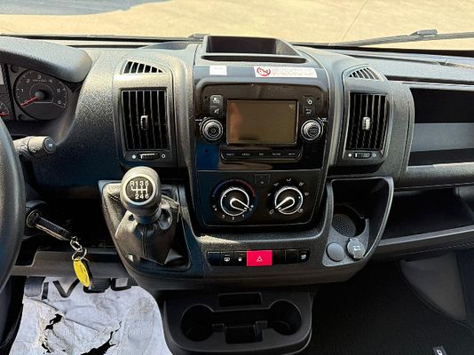 Vehicle image 5 / 12