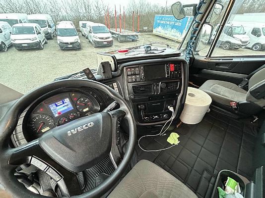 Vehicle image 23 / 24