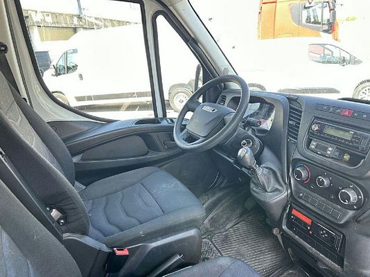 Vehicle image 4 / 19