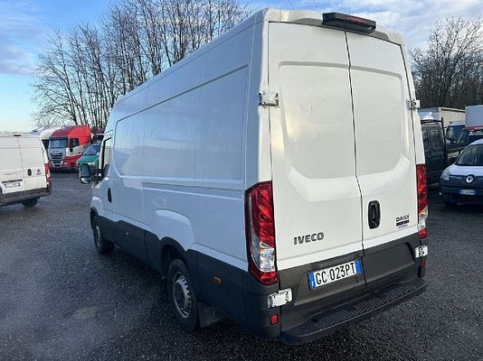 Vehicle image 9 / 14