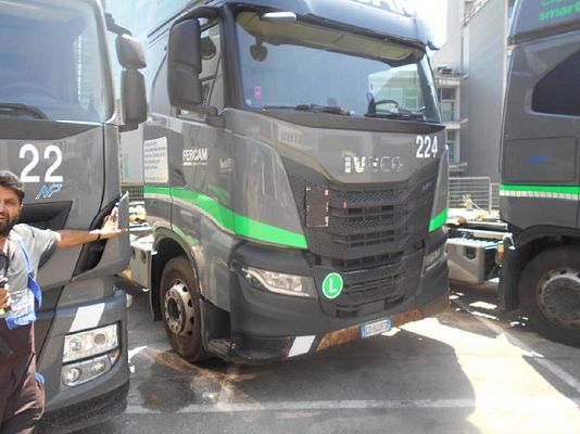 Vehicle image 2 / 9