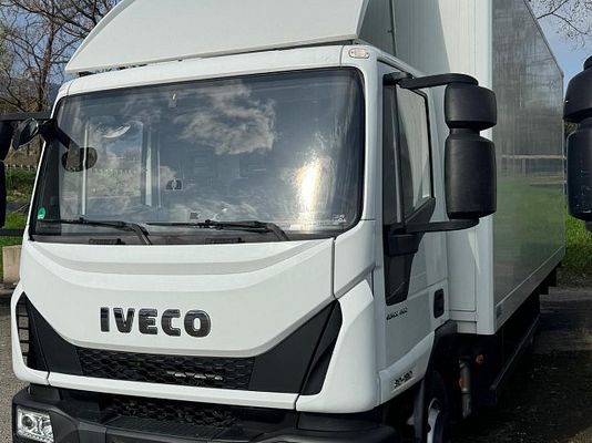 Vehicle image 2 / 6
