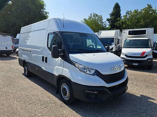 Vehicle image 3 / 15