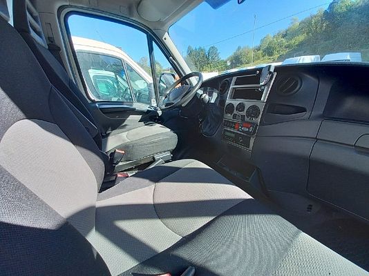 Vehicle image 2 / 4