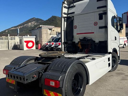 Vehicle image 2 / 6