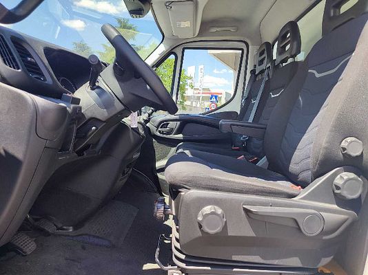 Vehicle image 9 / 13