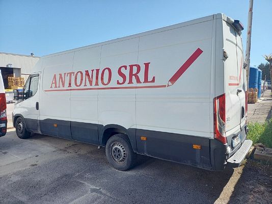 Vehicle image 4 / 5