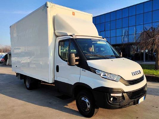 Vehicle image 2 / 9