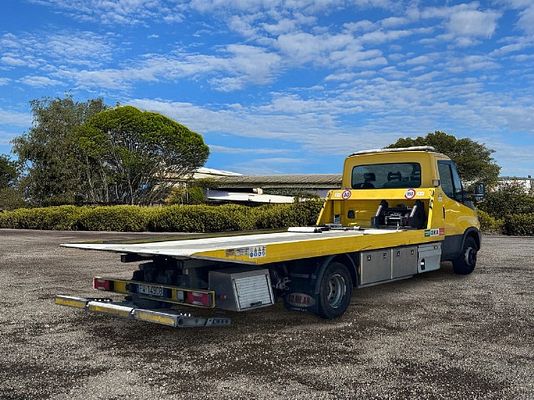 Vehicle image 8 / 17