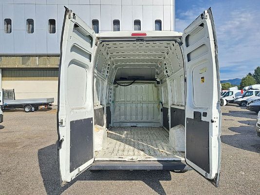 Vehicle image 8 / 15
