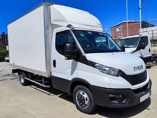 Vehicle image 2 / 10