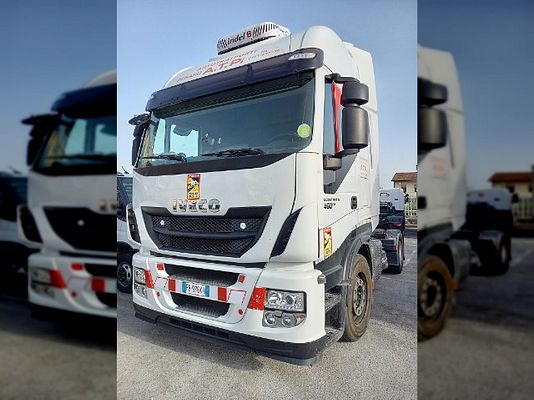 Vehicle image 1 / 4