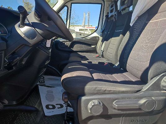 Vehicle image 11 / 12