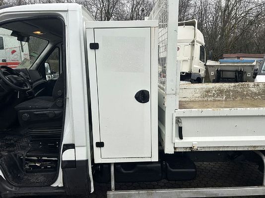 Vehicle image 9 / 15