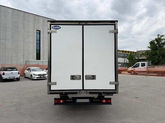 Vehicle image 6 / 19