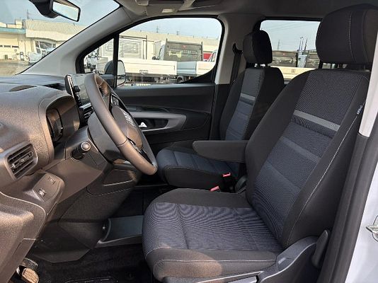 Vehicle image 8 / 15