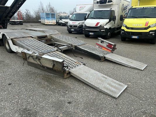 Vehicle image 17 / 24