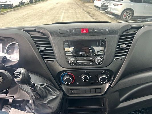 Vehicle image 11 / 13