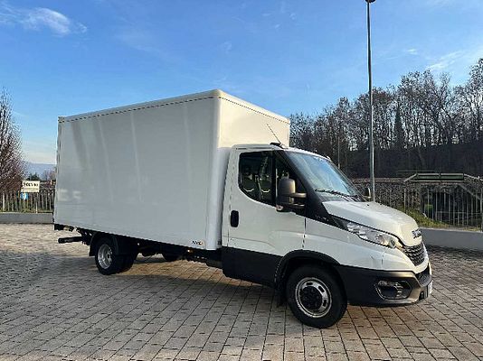 Vehicle image 3 / 13