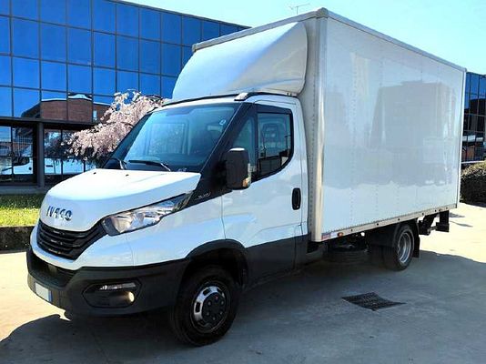 Vehicle image 1 / 13