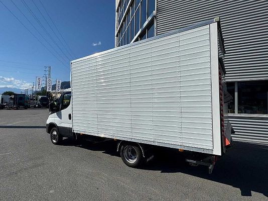 Vehicle image 3 / 8