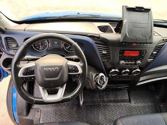 Vehicle image 8 / 15